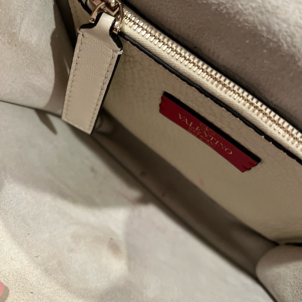 SMALL ROCKSTUD GRAINY CALFSKIN CROSSBODY BAG IN IVORY - Picture 5 of 7